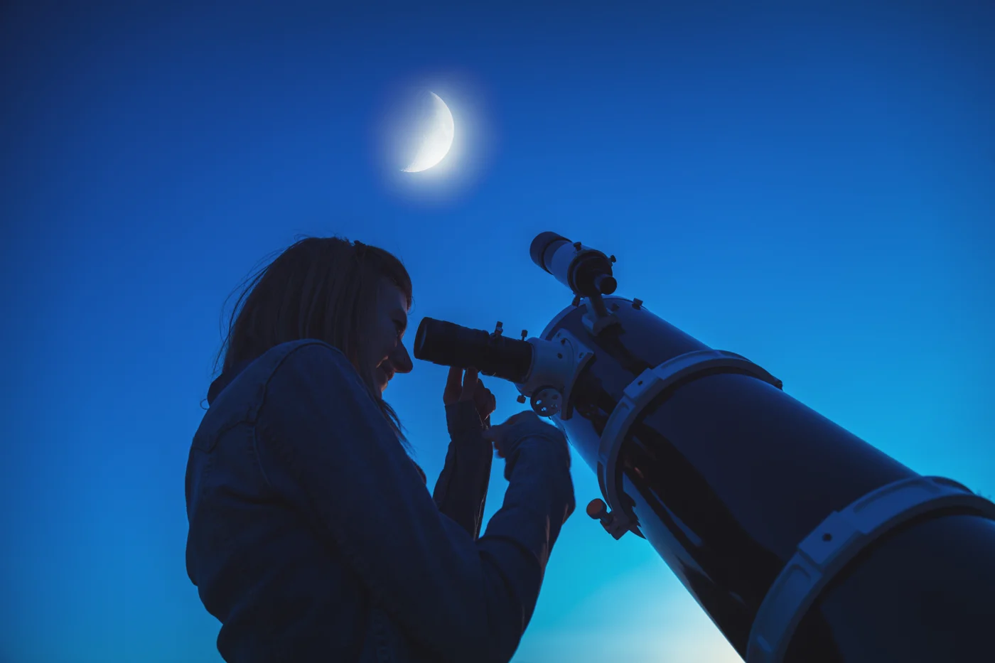 Astroguide med teleskop under stjernehimmelen – stjernekikking i mørket